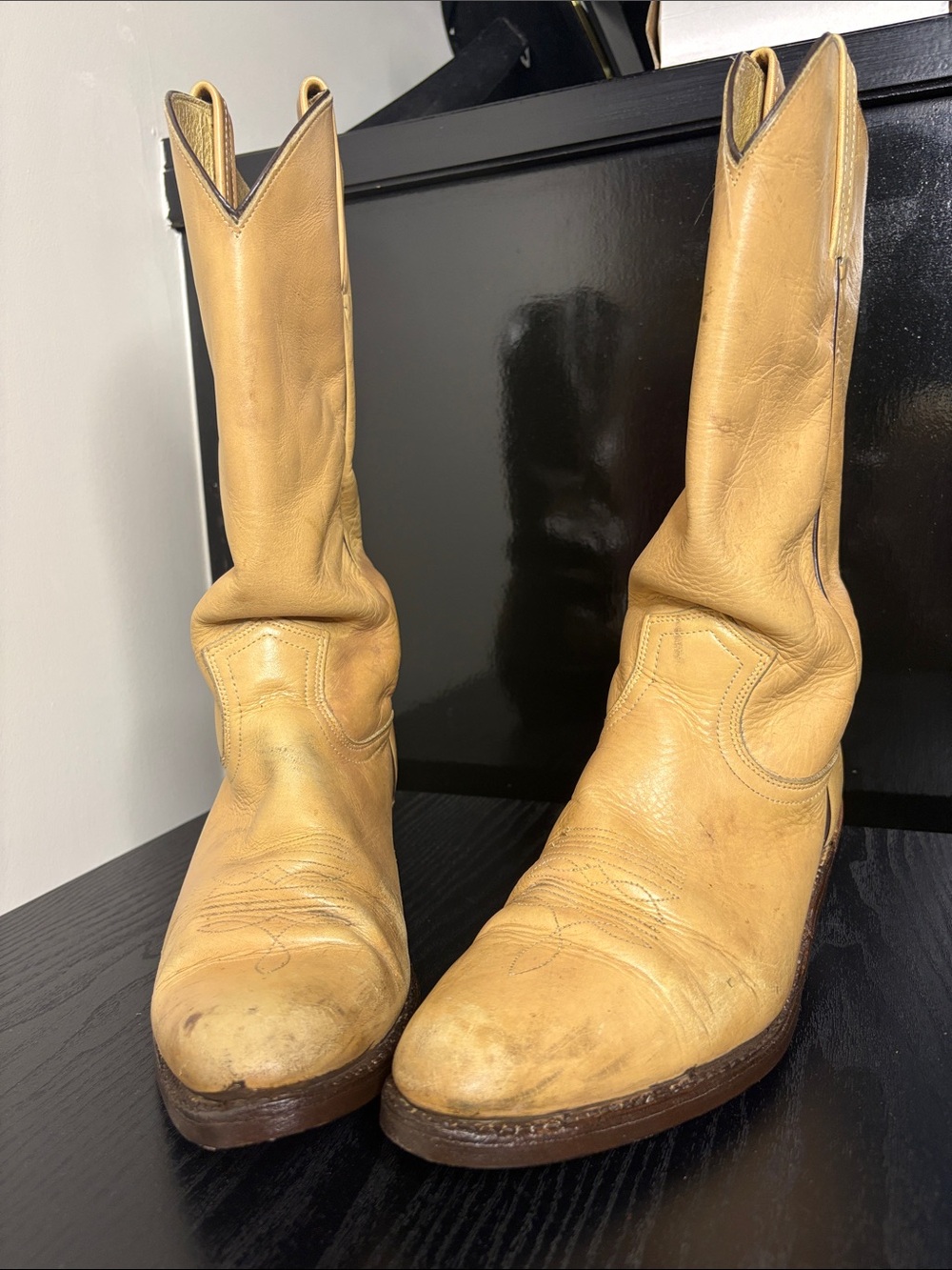 Vintage Frye Tan Leather Western Cowboy Boots. Size 10